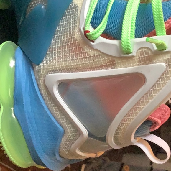 2022 Nike LeBron Sneakers - Picture 12 of 13